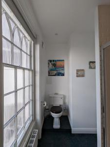 切尔滕纳姆The Dulwich的一间带卫生间的浴室和大窗户