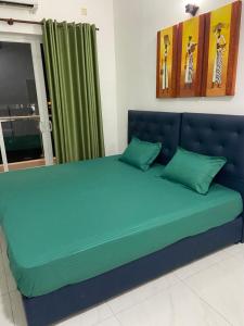 拉维尼亚山Sea view A的一张蓝色的床,里面配有绿色枕头
