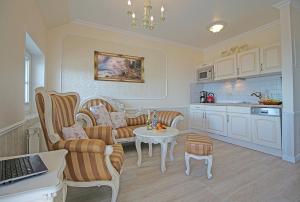 萨斯尼茨Villa Katharina的客厅配有沙发和桌子