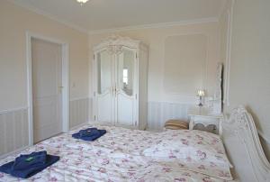 萨斯尼茨Villa Katharina的一间卧室配有一张带2条蓝色毛巾的床