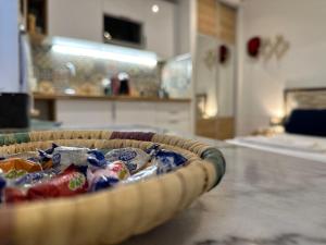 瓦朗斯Le studio d'Agathe centre historique - Confort & Calme的坐在厨房柜台上的一篮子食物
