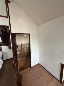 皮皮岛Phi Phi Private Beach Resort的客房设有带淋浴的浴室。