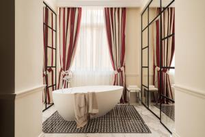 罗马Palazzo Ripetta的窗户前带大浴缸的浴室