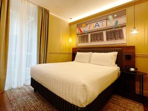 都灵CHC Hotel Torino Castello的一间酒店客房,客房内配有一张床
