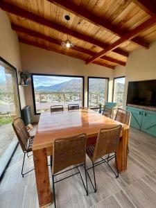 埃斯克尔Refugio del Pescador的窗户客房内的大木桌和椅子