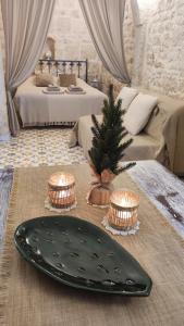 奥斯图尼Casa Mirabilis 44的一张桌子上放着盘子和圣诞树