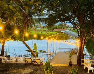 芽庄Nha Trang Riverside Villa的享有湖景,配有椅子和灯