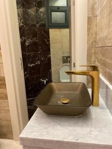 布凯里耶شاليه ألو的一间带铜质水槽的柜台浴室