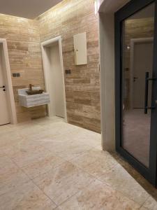 布凯里耶شاليه ألو的浴室铺有石质地板,配有水槽。