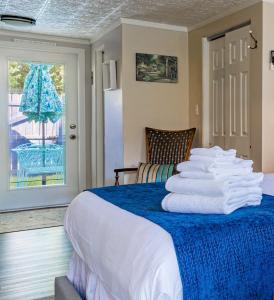 芒特多拉The Estate at Mt Dora的一间设有床铺和毛巾的房间