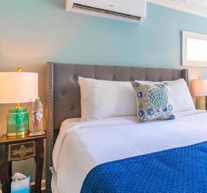 芒特多拉The Estate at Mt Dora的一间卧室配有一张蓝色墙壁的床