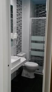 马德里布宜诺斯艾利斯旅馆的白色的浴室设有卫生间和水槽。