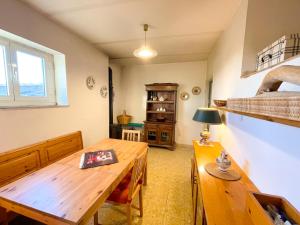 图斯卡尼亚Appartamento nel centro storico di Tuscania - Il Moro的客房设有木桌和床。