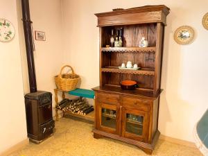 图斯卡尼亚Appartamento nel centro storico di Tuscania - Il Moro的客房设有一个木柜,旁边是炉灶