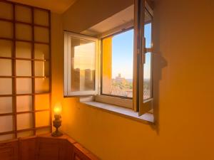 图斯卡尼亚Appartamento nel centro storico di Tuscania - Il Moro的市景客房的窗户