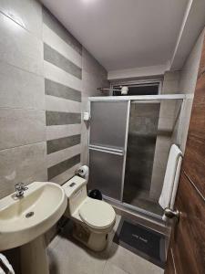 里奥班巴New Dawn Rio的浴室配有卫生间、盥洗盆和淋浴。