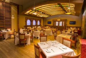 内乌肯赌场魔术酒店的一间设有白色桌椅的用餐室