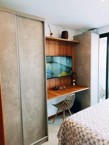 萨尔瓦多Barra Caravela Studio的带淋浴和书桌的卧室