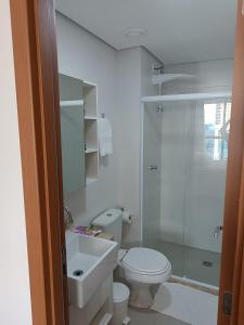 萨尔瓦多Barra Caravela Studio的浴室配有卫生间、盥洗盆和淋浴。