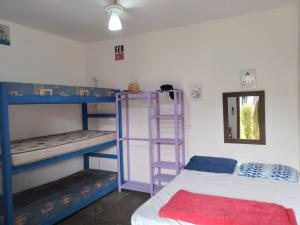 博西坎加Farah Suítes e Passeio de barco的客房设有两张双层床和镜子