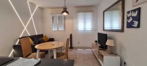 马德里Precioso apartamento recién reformado的客厅配有桌子和沙发