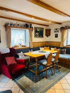 奥伯劳Hexen Haus的客厅配有木桌和椅子