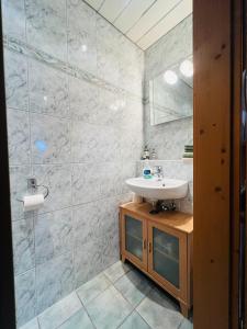 奥伯劳Hexen Haus的一间带水槽和镜子的浴室