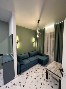 利沃夫Apartment on Snijna street 5的客厅配有蓝色的沙发和电视