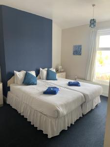 绍斯波特Salfordian的一间卧室,在大床上配有2条蓝色毛巾