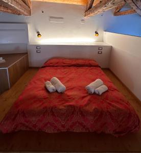 威尼斯Collegio AMDG的一间卧室配有红色的床和两个枕头