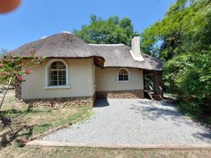 MamonoMobola Lodge的茅草屋顶的小房子