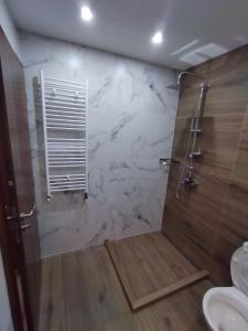 PernikПри митака的一间设有白色大理石墙淋浴的浴室
