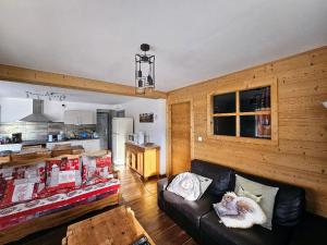 沙佩尔代布瓦Appartement cosy, esprit montagne, au cœur du village的带沙发的客厅和厨房