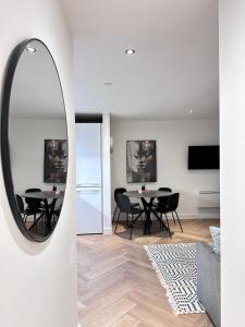 布里斯托Marsh House - 2 bedroom apartment in the Heart of the City的客厅配有镜子、桌子和椅子