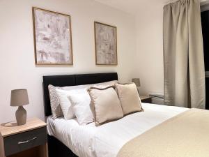 布里斯托Marsh House - 2 bedroom apartment in the Heart of the City的一间卧室配有带白色床单和枕头的床。