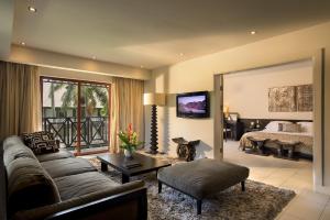 阿克拉拉巴迪海滩酒店的带沙发的客厅和卧室