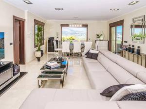 哈维亚Casa Orquídea的客厅配有白色大沙发和桌子