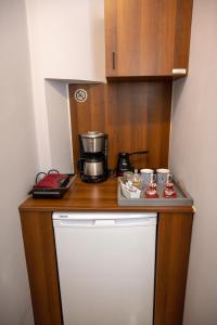 纳夫普利翁Deisisroom nafplio Afroditi的厨房台面上配有冰箱上的咖啡壶