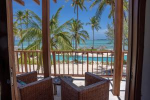 平圭Natural Park Villa Resort的从度假村的阳台上可欣赏到海滩景色