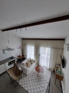 里约达欧特拉斯Casa.Km0的客厅配有白色的沙发和桌子