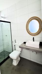 里约达欧特拉斯Casa.Km0的一间带卫生间和镜子的浴室
