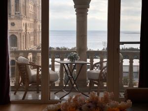 巴库Sea view Residence的客房设有带桌椅的阳台。