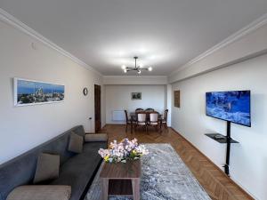 巴库Sea view Residence的客厅配有沙发和桌子