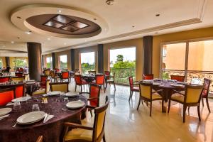 贝尼迈拉勒Complexe El Bassatine的用餐室设有桌椅和窗户。