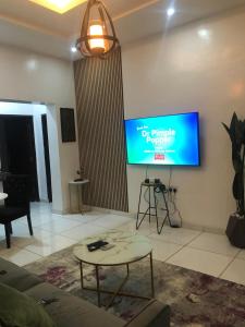 伊巴丹Luxury apartments的客厅的墙上配有平面电视。