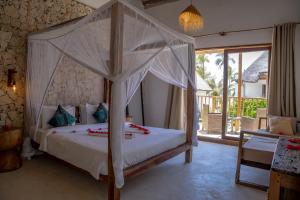 平圭Natural Park Villa Resort的一间卧室配有一张带天蓬的床