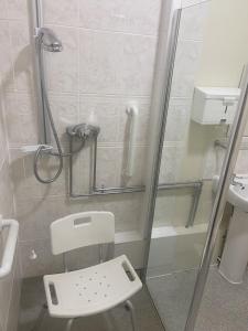 绍斯波特Salfordian的带淋浴、卫生间和盥洗盆的浴室