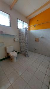 曼萨尼约Cool & Calm Hotel的一间带卫生间和淋浴的浴室