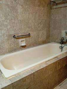 吉隆坡Ayan Service Suite At Times Square的浴室设有白色浴缸。