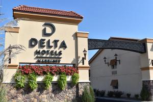 印第安纳波利斯Delta Hotels by Marriott Indianapolis East的一座有三角洲沼泽标志的建筑